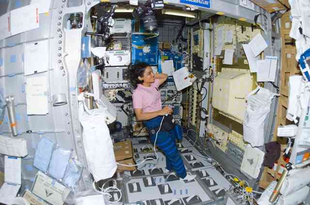 kalpana-chawla-works-at-the-cm-in-the-sh-during-sts-107